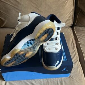 JORDAN 11 RETRO GS 'WIN LIKE '82' Men size 8 Lite stain on white part